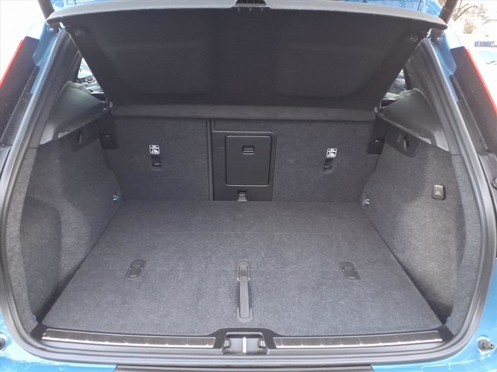 Volvo XC40 B5 AWD Plus Bright Theme 2025