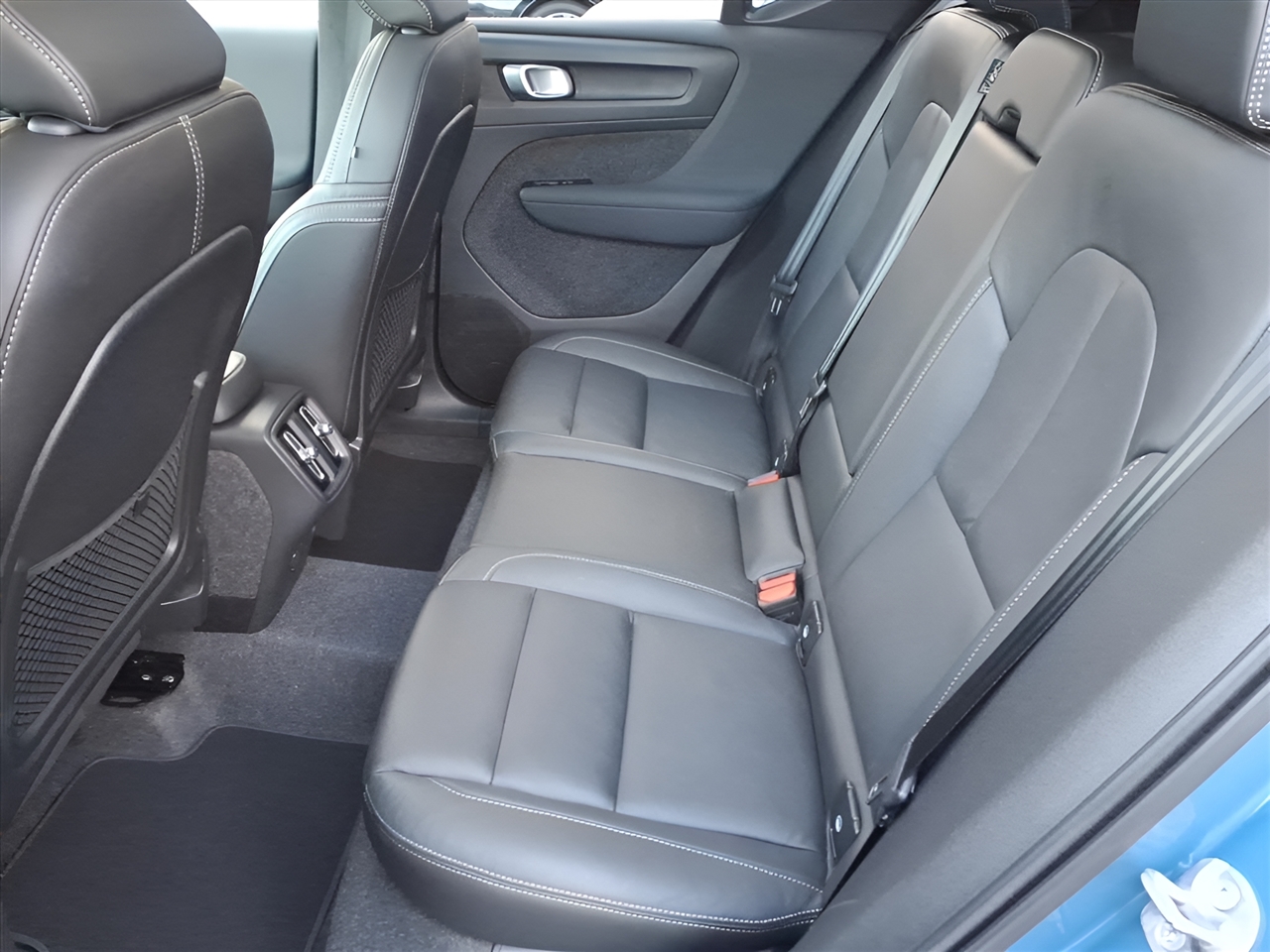 Volvo XC40 B5 AWD Plus Bright Theme 2025