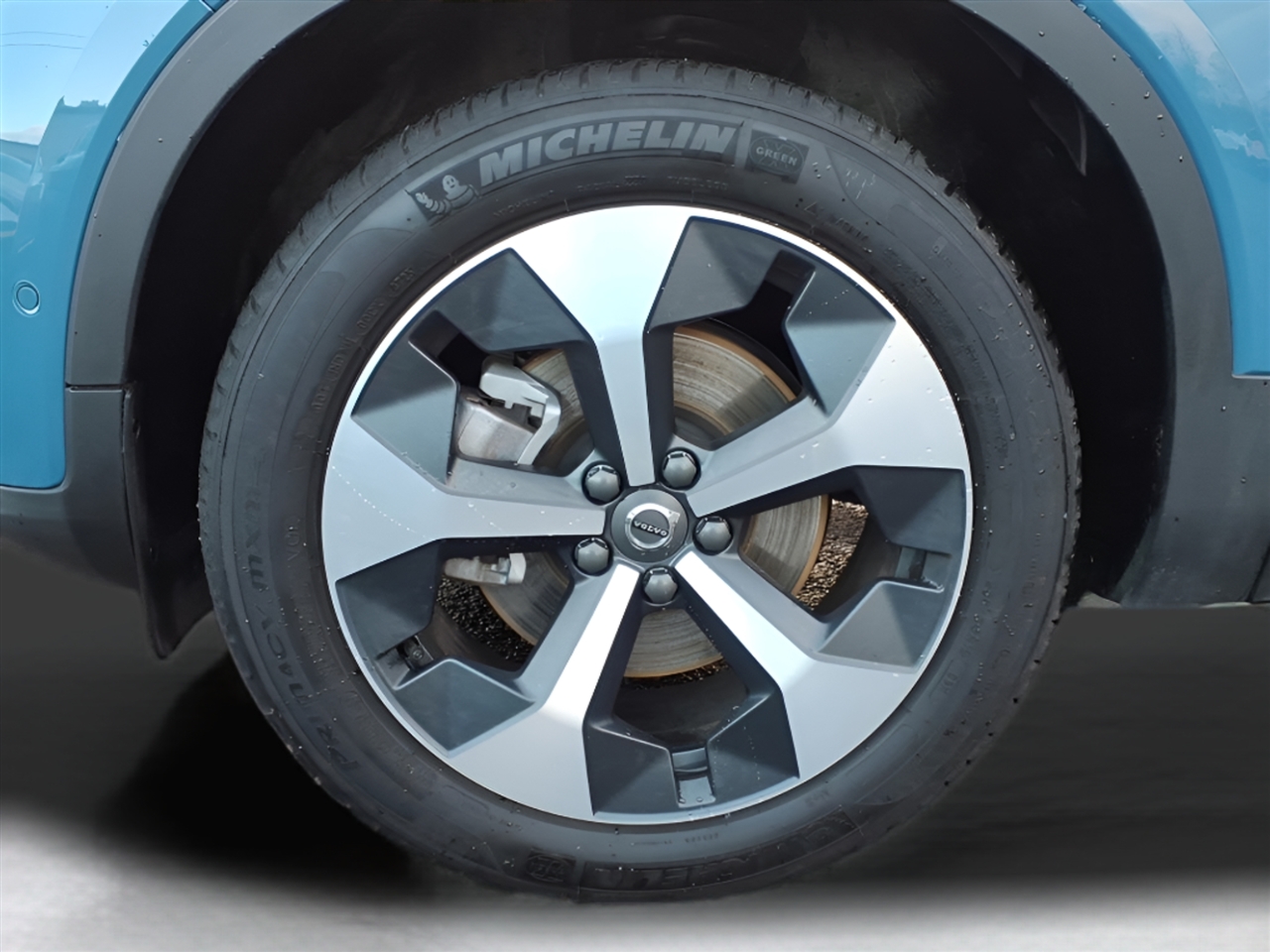 Volvo XC40 B5 AWD Plus Bright Theme 2025