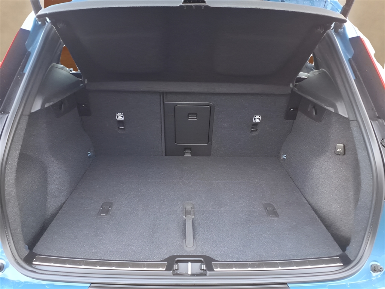 Volvo XC40 B5 AWD Plus Bright Theme 2025