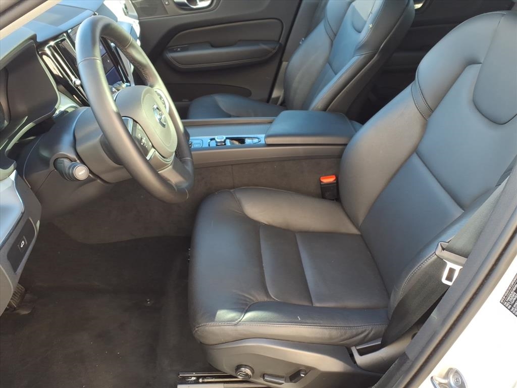 Volvo XC60 B5 AWD Core 2025