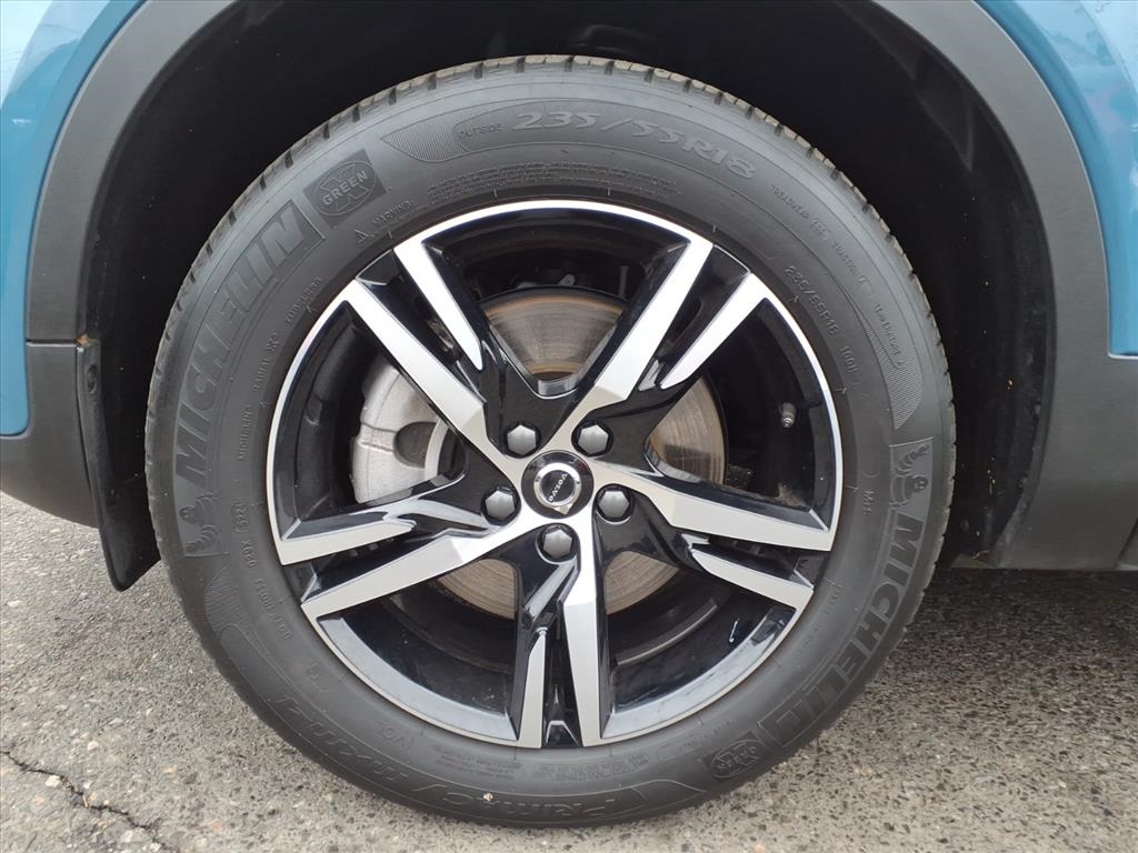 Volvo XC40 B5 AWD Core Bright Theme 2025