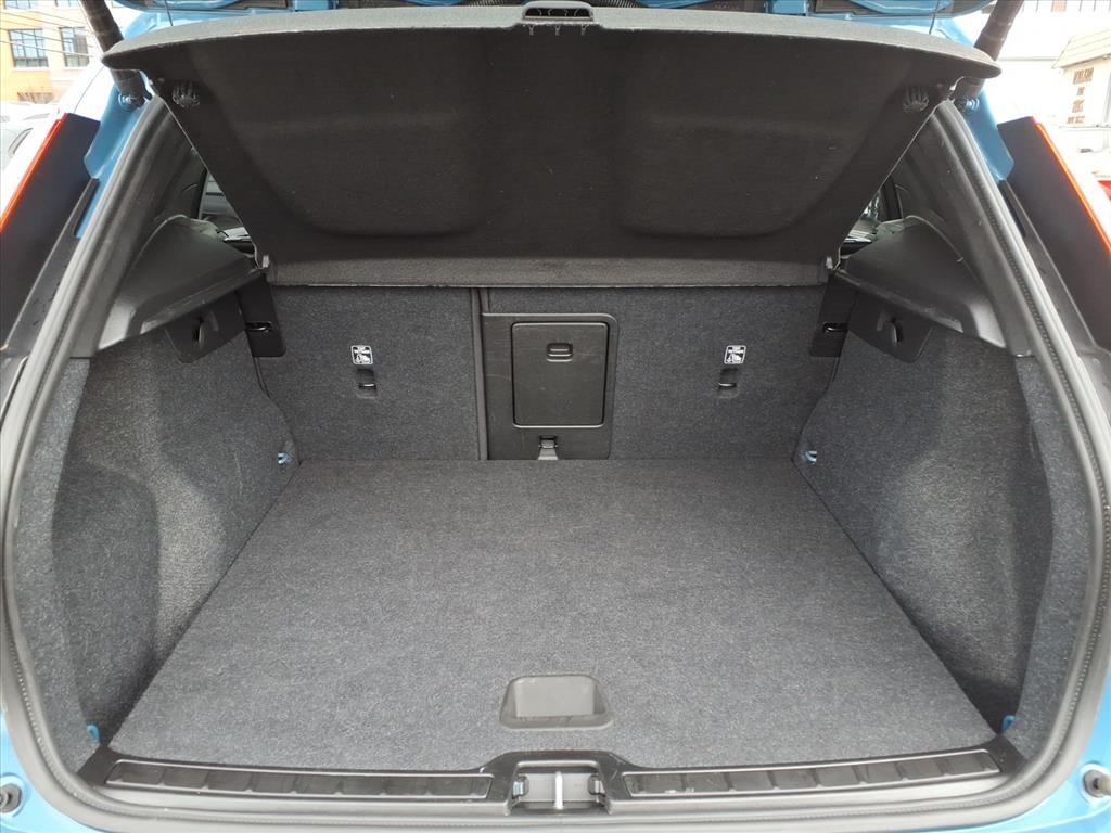 Volvo XC40 B5 AWD Core Bright Theme 2025