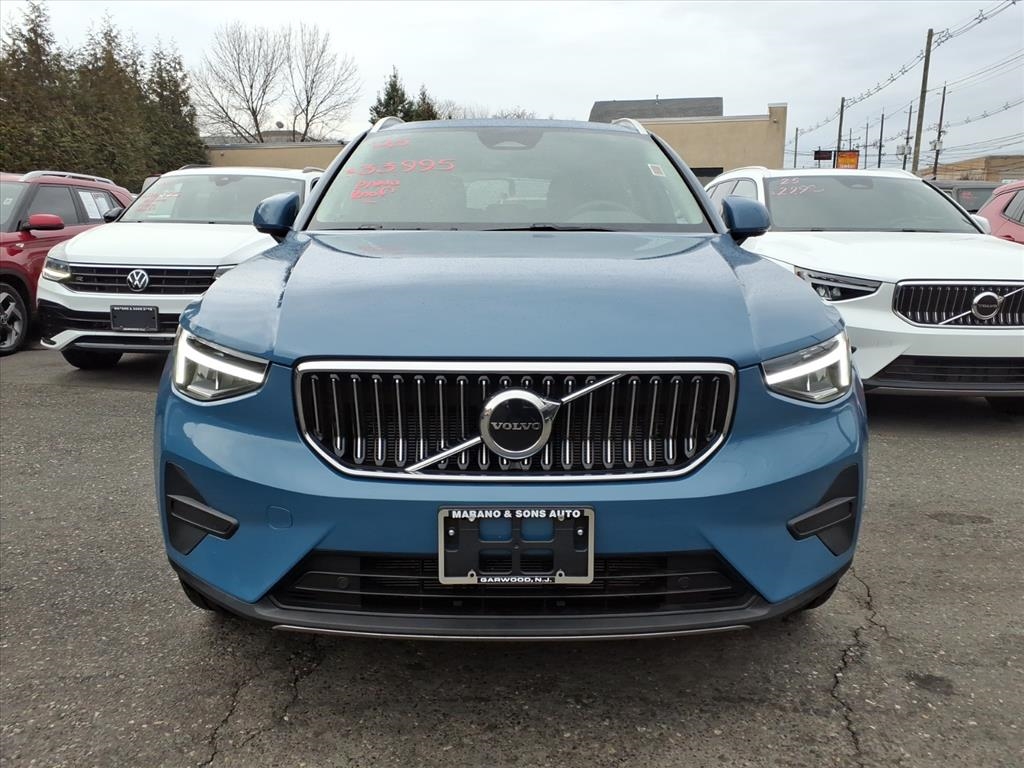 Volvo XC40 B5 AWD Core Bright Theme 2025