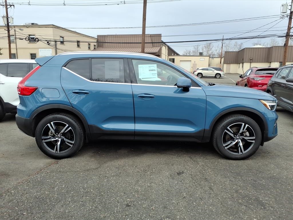 Volvo XC40 B5 AWD Core Bright Theme 2025