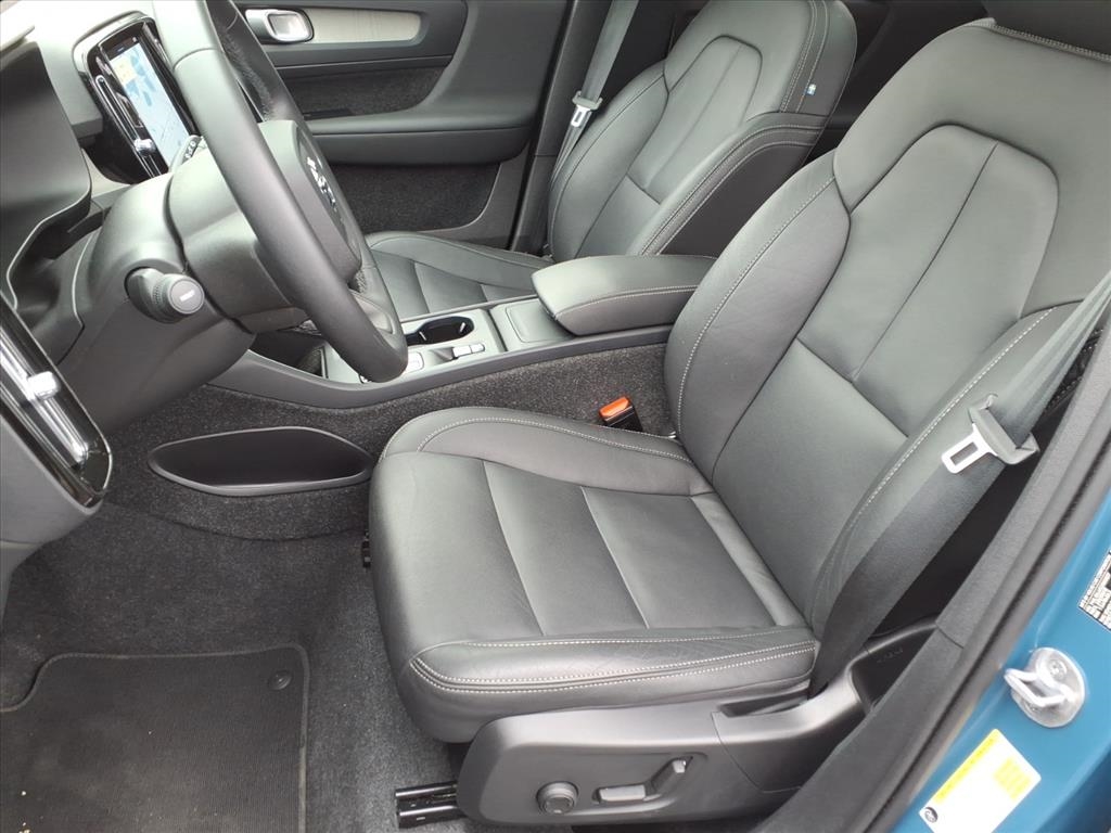 Volvo XC40 B5 AWD Core Bright Theme 2025