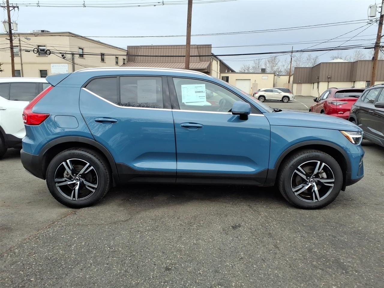 Volvo XC40 B5 AWD Core Bright Theme 2025