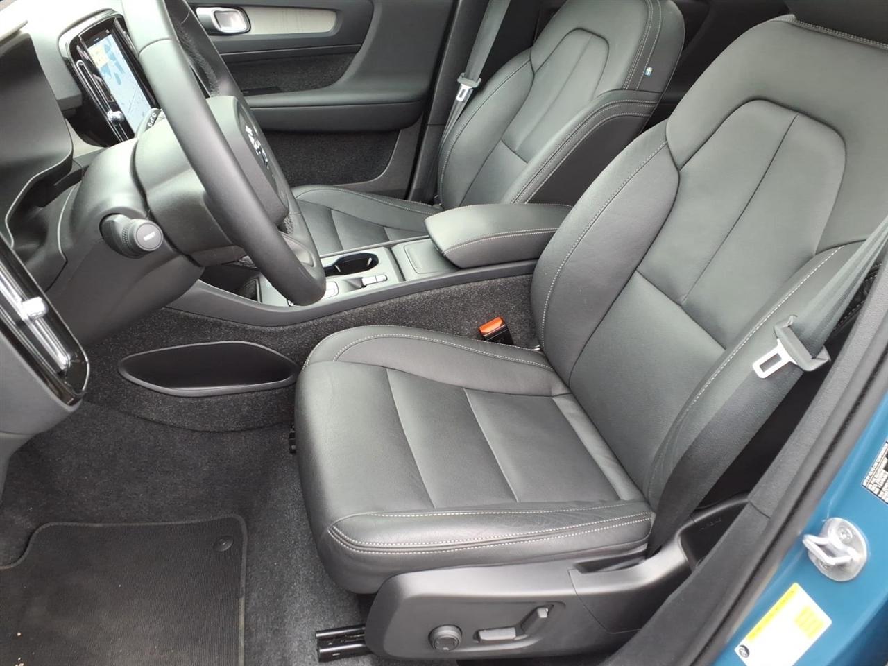 Volvo XC40 B5 AWD Core Bright Theme 2025