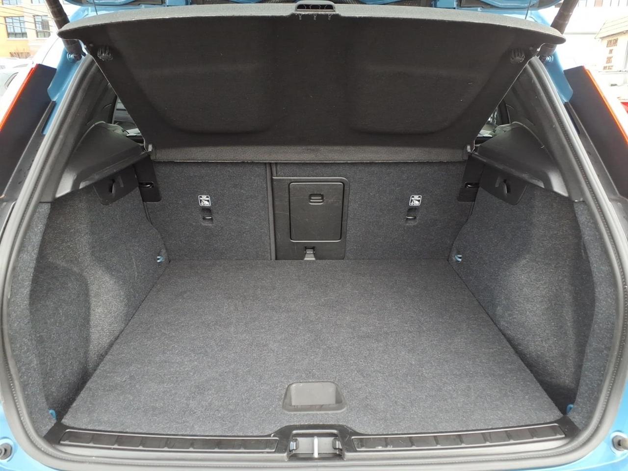 Volvo XC40 B5 AWD Core Bright Theme 2025