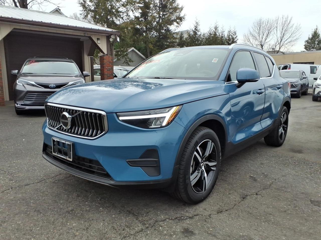Volvo XC40 B5 AWD Core Bright Theme 2025