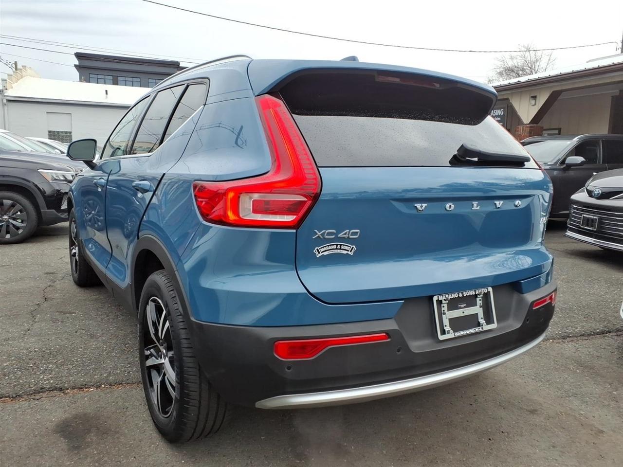 Volvo XC40 B5 AWD Core Bright Theme 2025