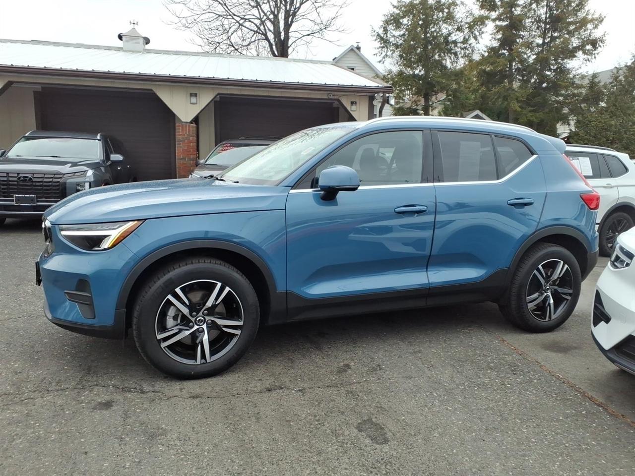 Volvo XC40 B5 AWD Core Bright Theme 2025