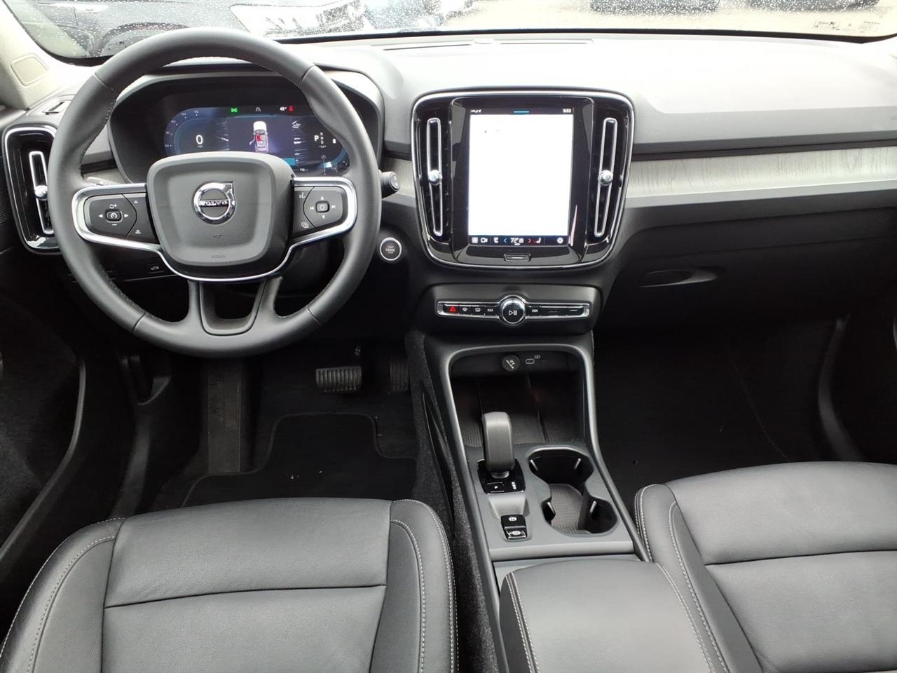 Volvo XC40 B5 AWD Core Bright Theme 2025