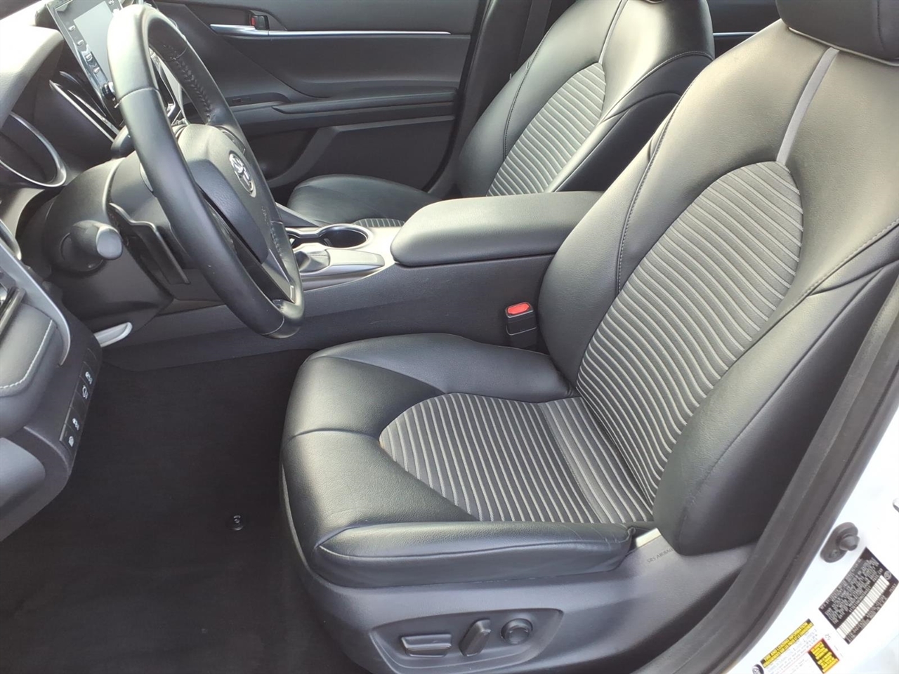 Toyota Camry SE Auto (Natl) 2021