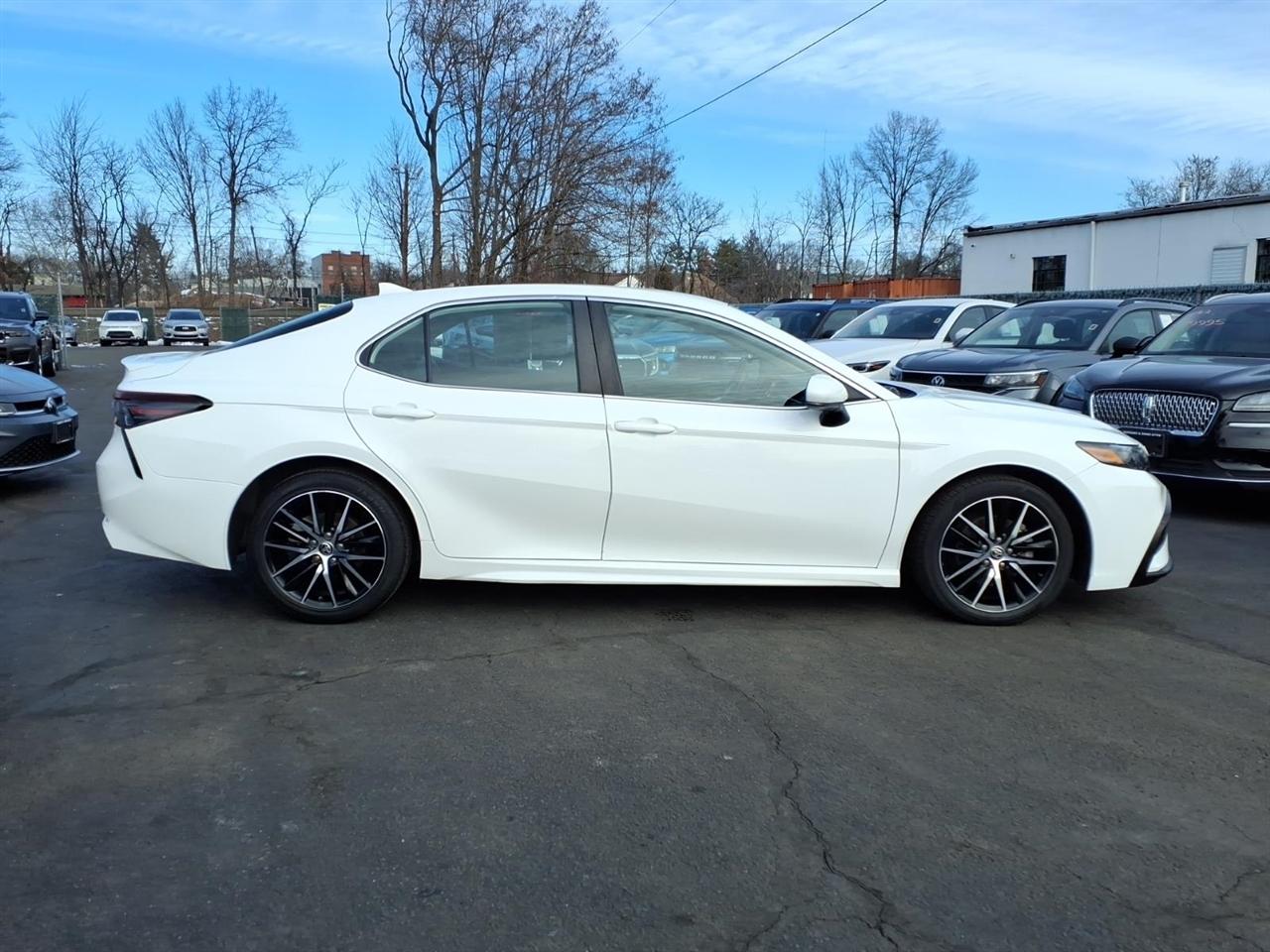 Toyota Camry SE Auto (Natl) 2021