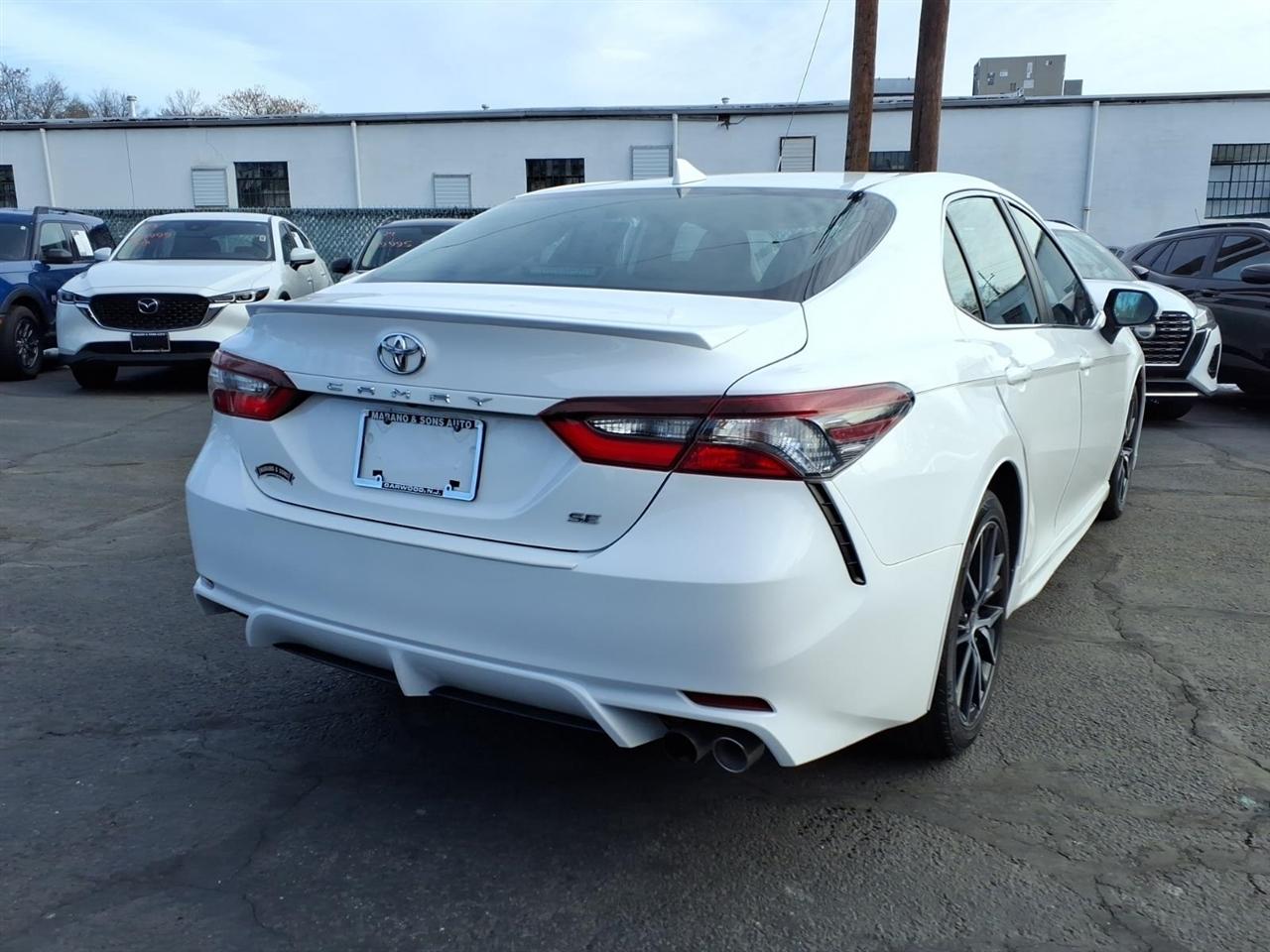 Toyota Camry SE Auto (Natl) 2021