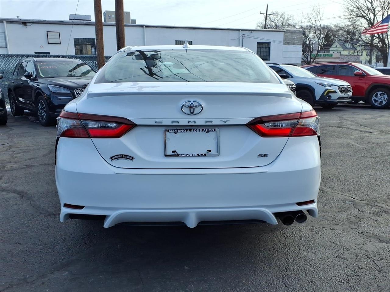 Toyota Camry SE Auto (Natl) 2021