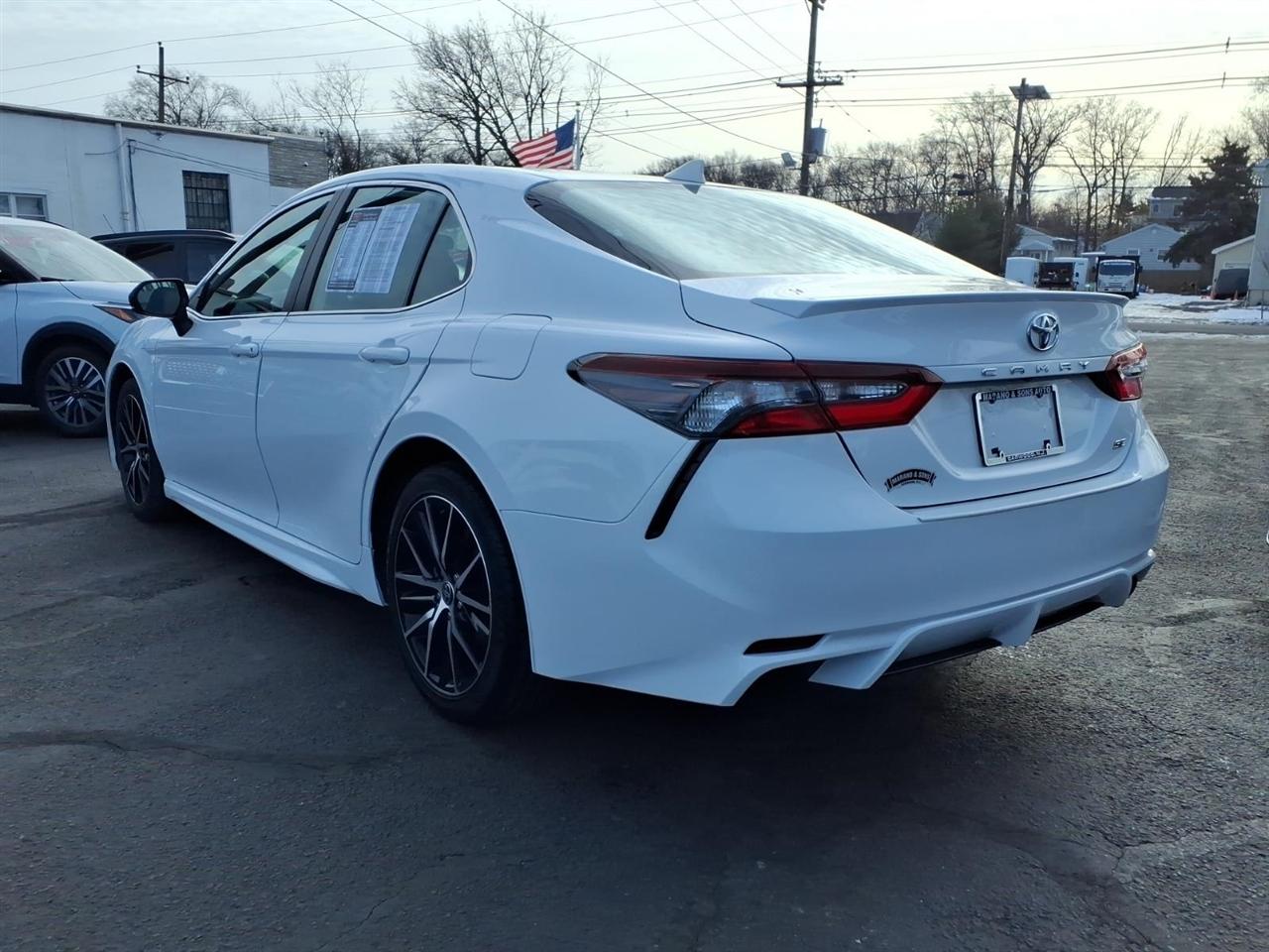 Toyota Camry SE Auto (Natl) 2021