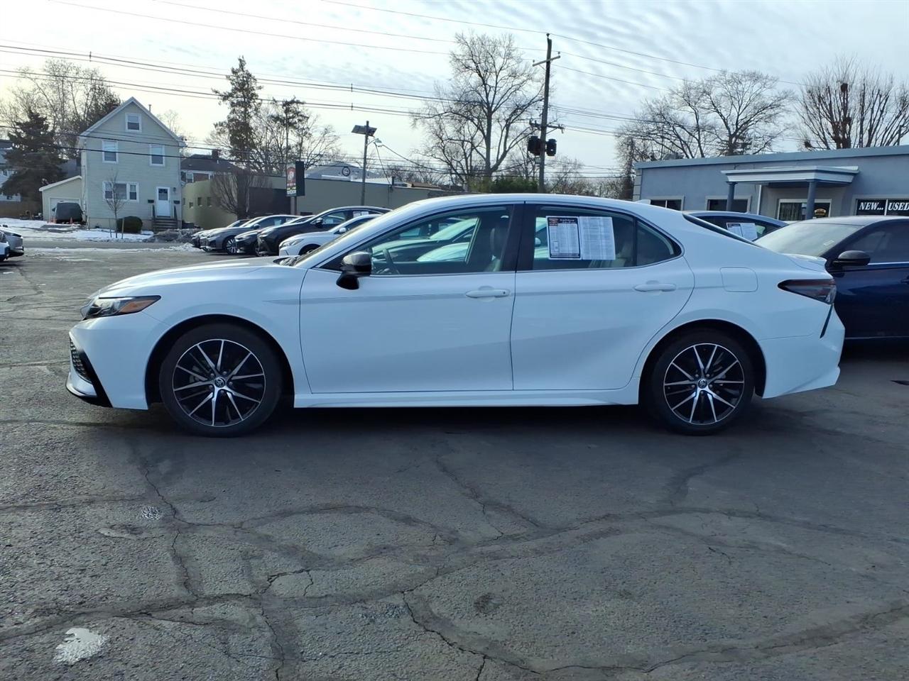 Toyota Camry SE Auto (Natl) 2021