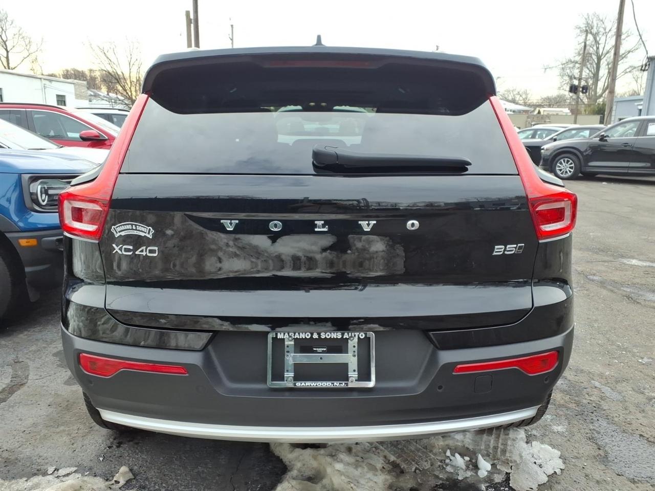 Volvo XC40 B5 AWD Core Bright Theme 2025