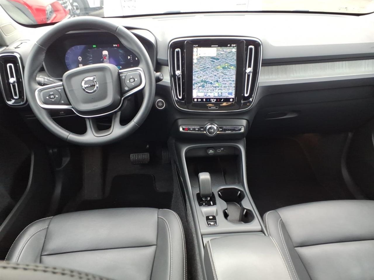 Volvo XC40 B5 AWD Core Bright Theme 2025