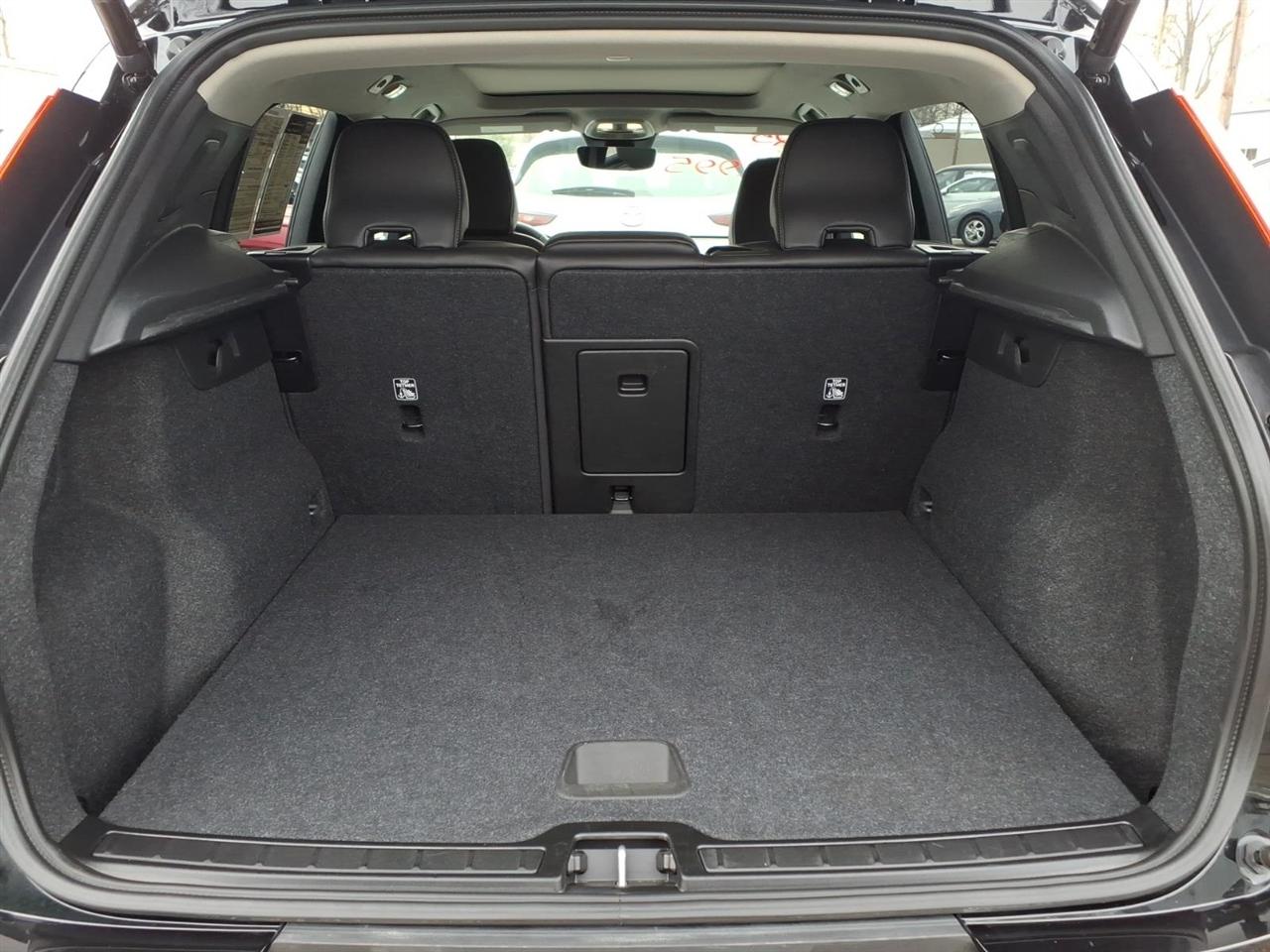 Volvo XC40 B5 AWD Core Bright Theme 2025