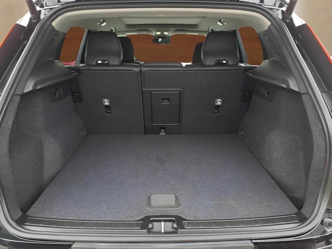 Volvo XC40 B5 AWD Core Bright Theme 2025