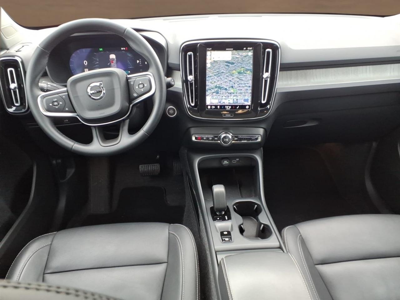 Volvo XC40 B5 AWD Core Bright Theme 2025