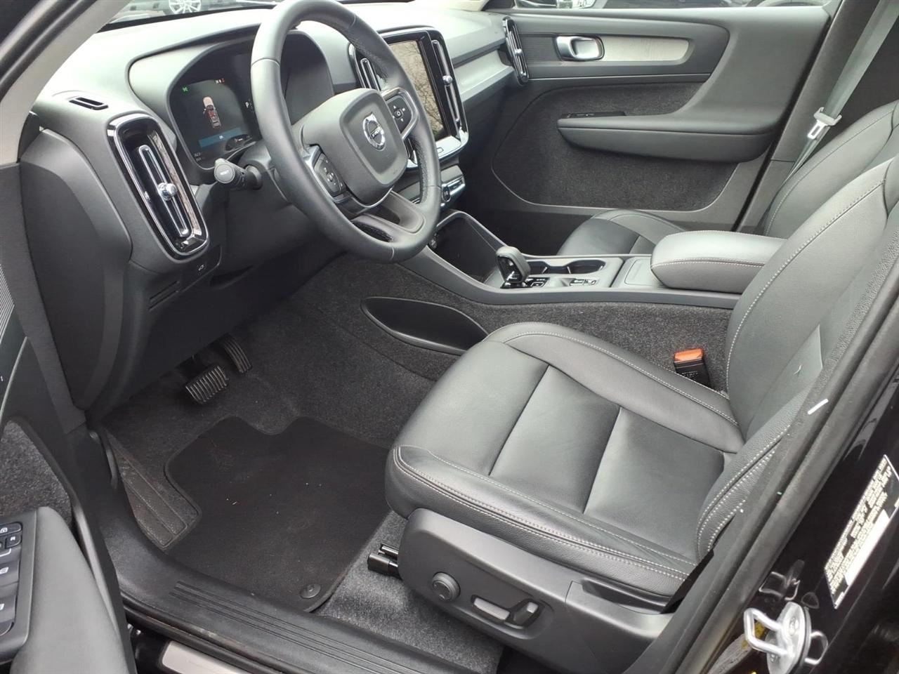 Volvo XC40 B5 AWD Core Bright Theme 2025