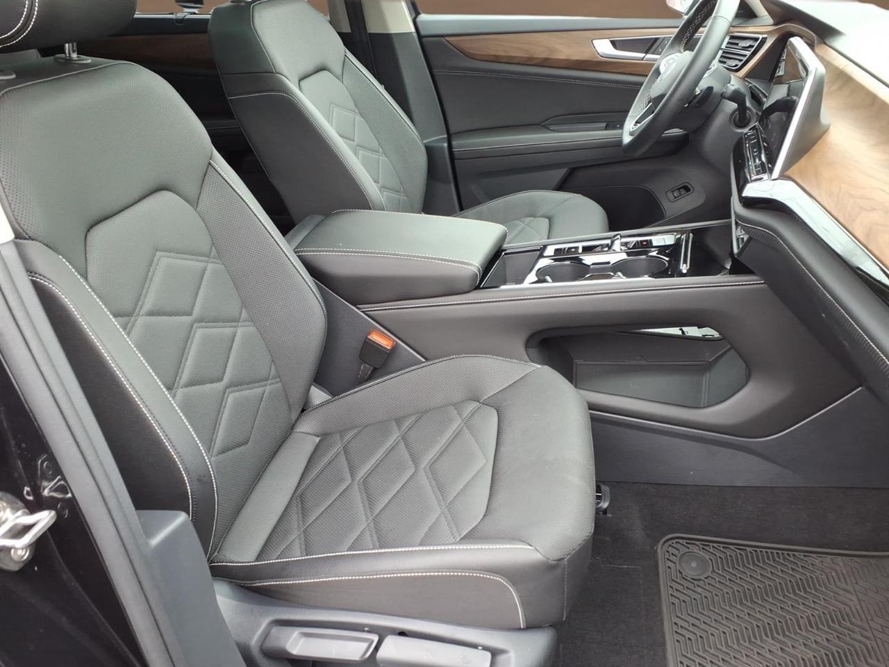 Volkswagen Atlas 2.0T SE w/Technology 4MOTION 2025