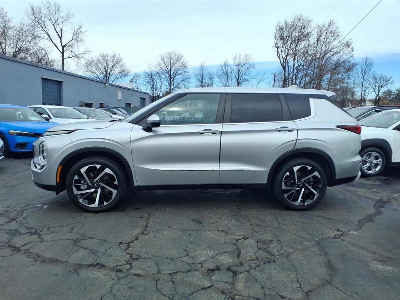 Mitsubishi Outlander SE Launch Edition S-AWC 2022