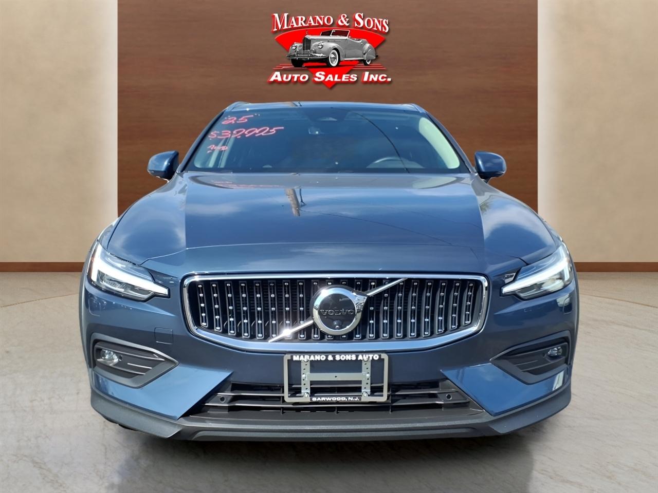 Volvo V60 Cross Country B5 AWD Plus 2025