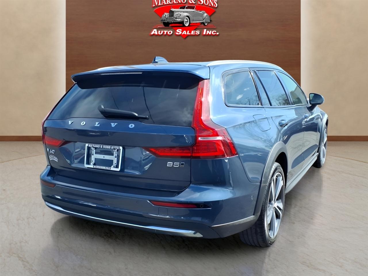 Volvo V60 Cross Country B5 AWD Plus 2025