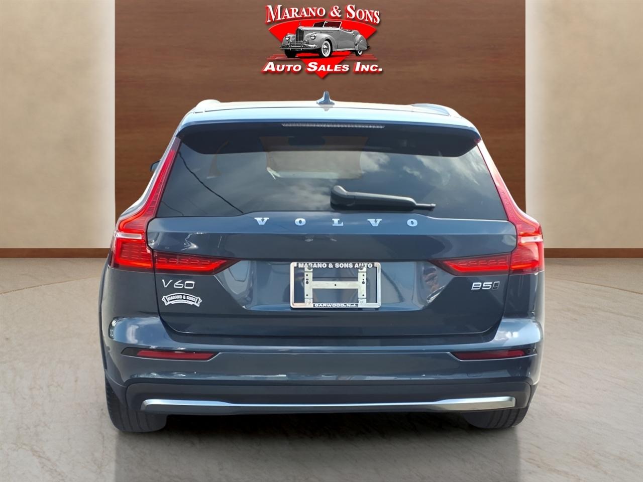 Volvo V60 Cross Country B5 AWD Plus 2025