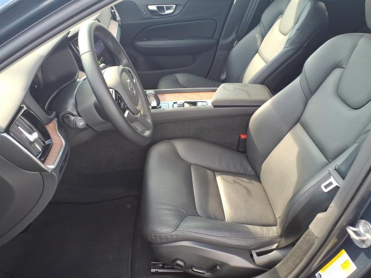 Volvo V60 Cross Country B5 AWD Plus 2025