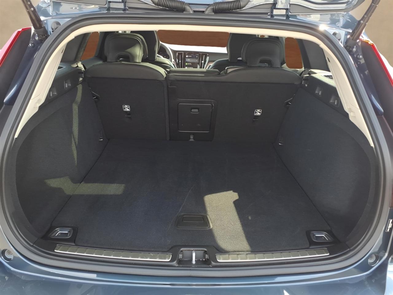 Volvo V60 Cross Country B5 AWD Plus 2025