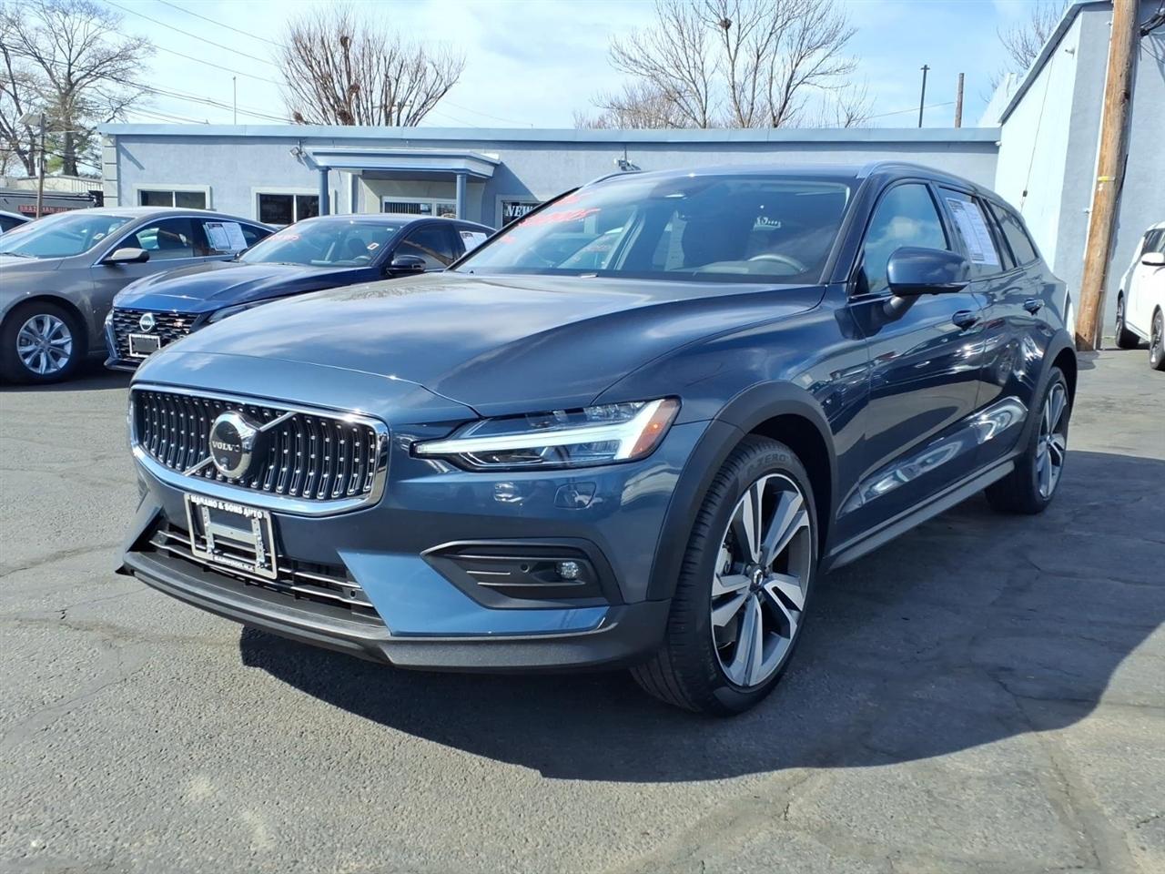 Volvo V60 Cross Country B5 AWD Plus 2025