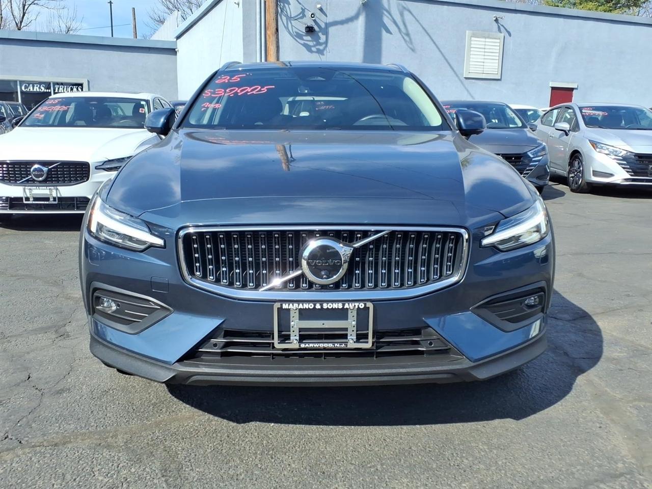 Volvo V60 Cross Country B5 AWD Plus 2025