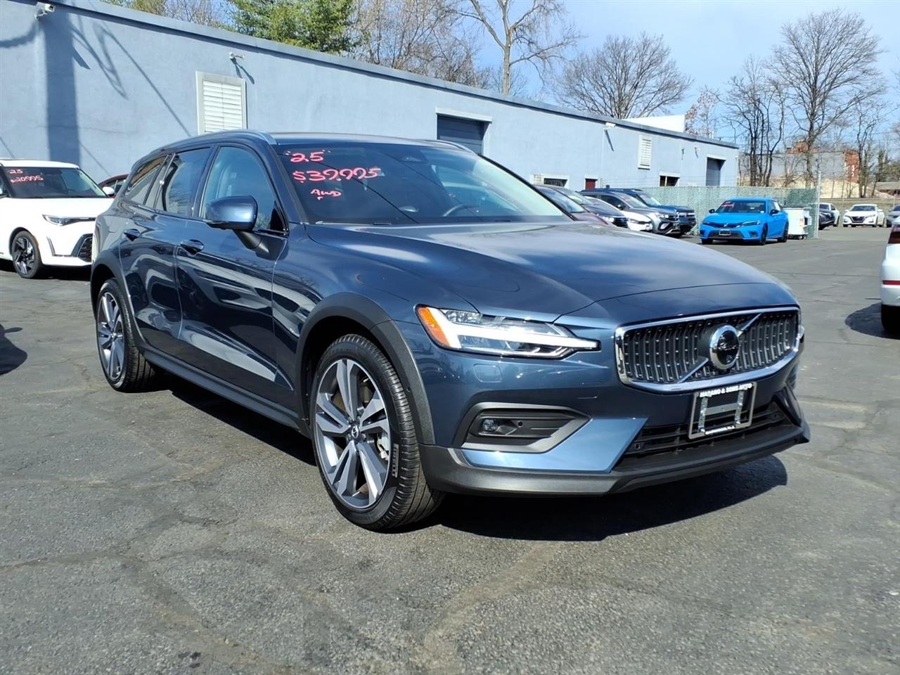 Volvo V60 Cross Country B5 AWD Plus 2025