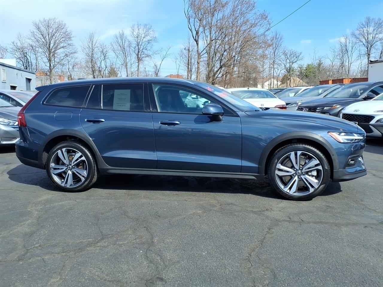 Volvo V60 Cross Country B5 AWD Plus 2025