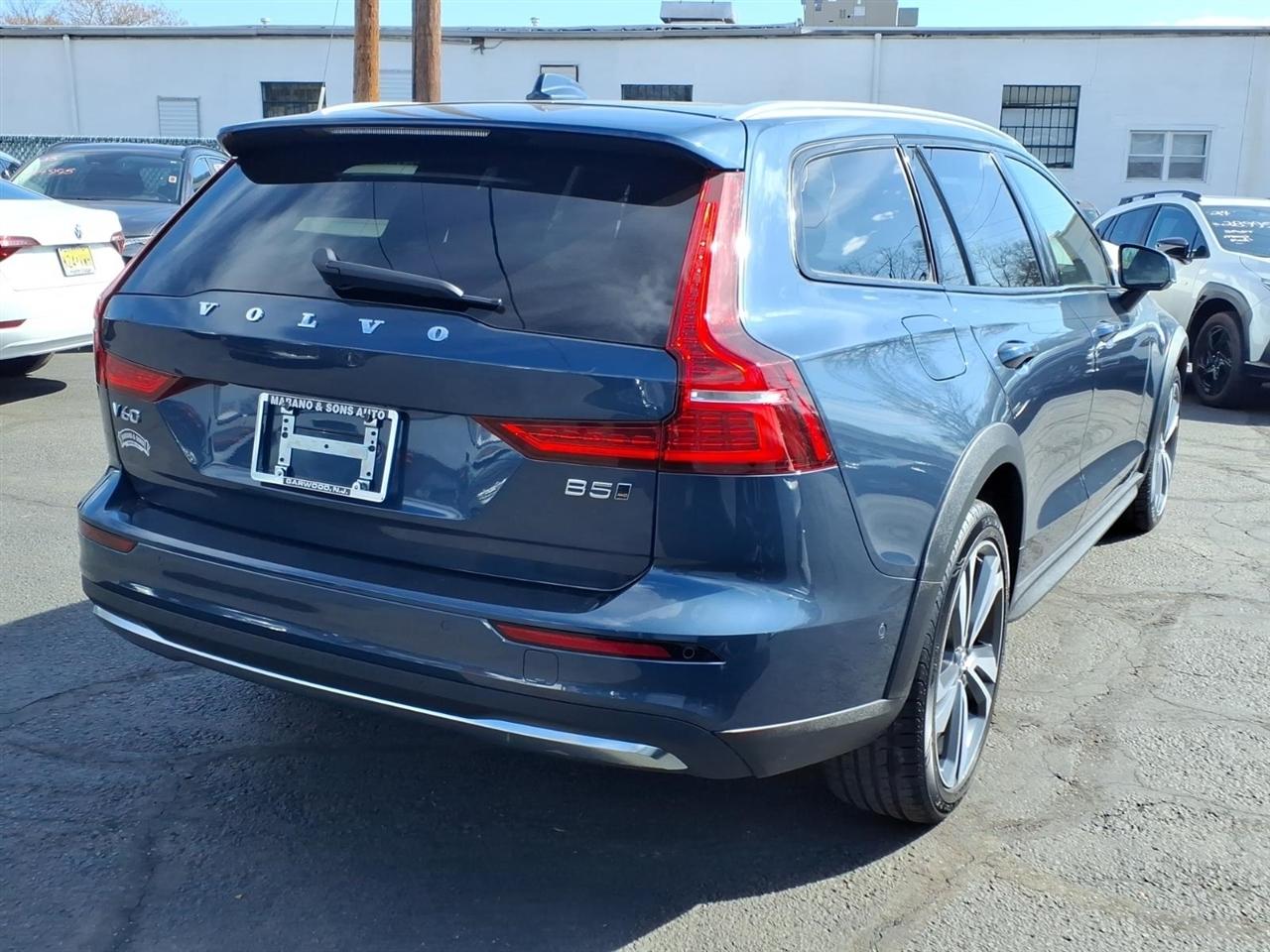 Volvo V60 Cross Country B5 AWD Plus 2025