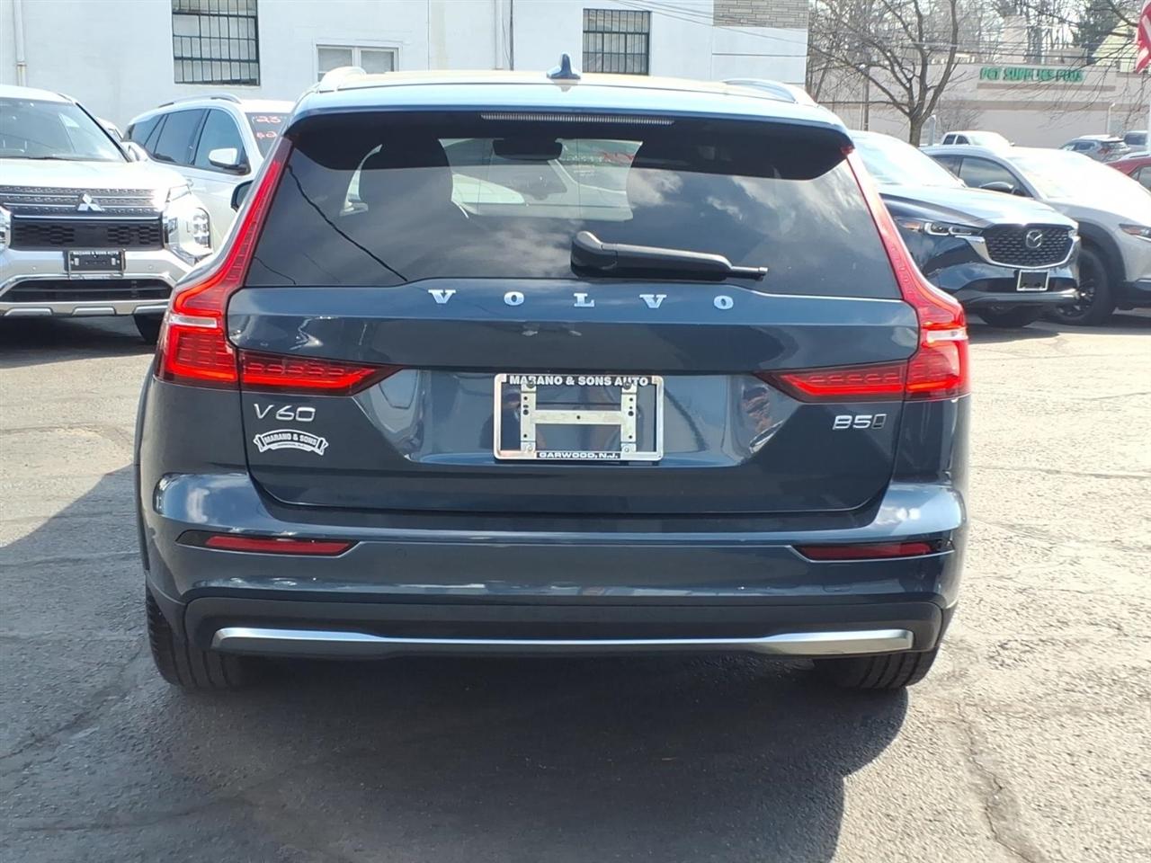 Volvo V60 Cross Country B5 AWD Plus 2025