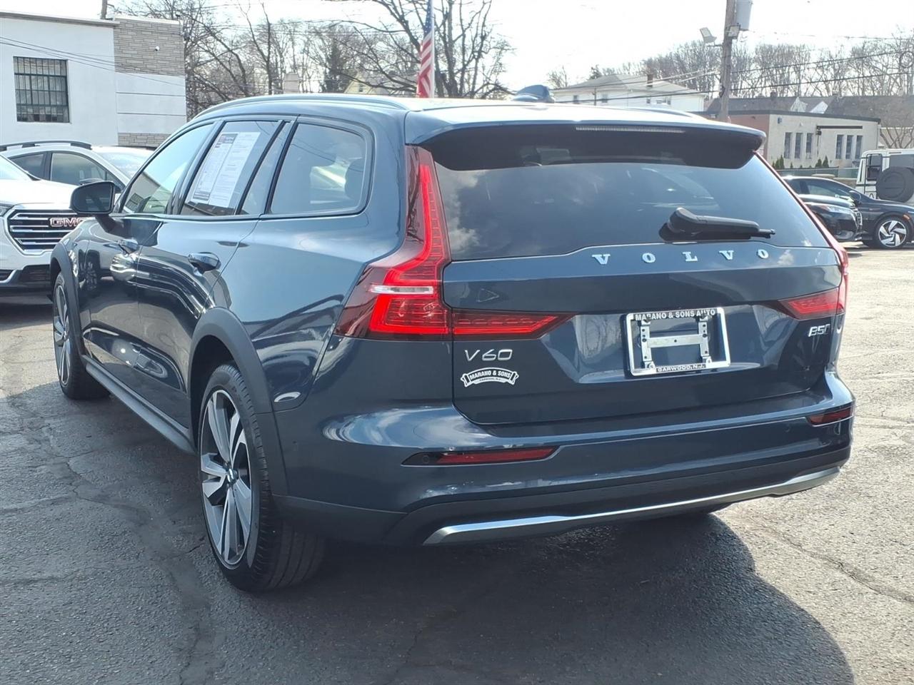 Volvo V60 Cross Country B5 AWD Plus 2025