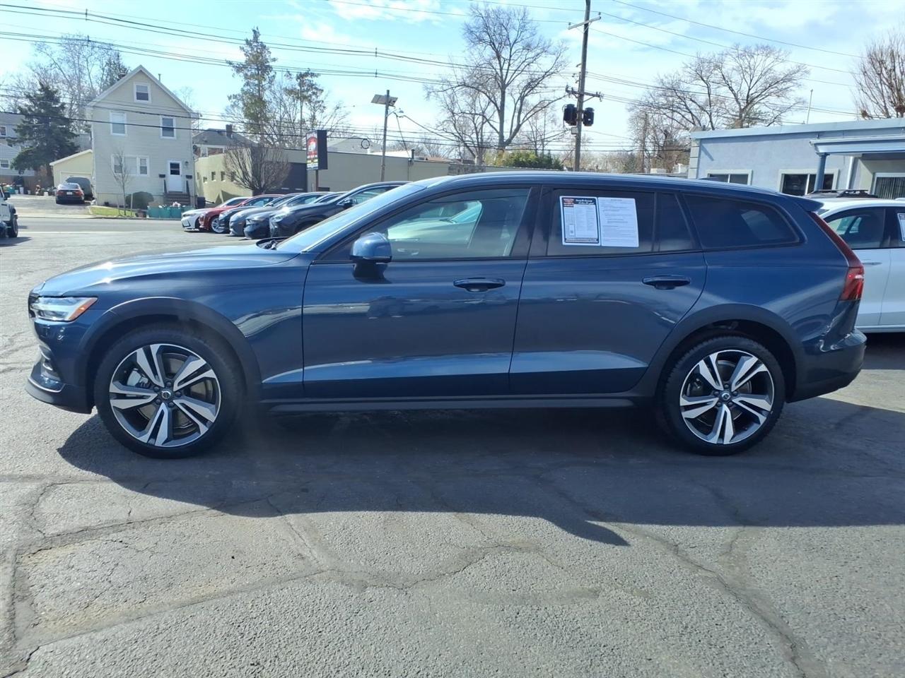 Volvo V60 Cross Country B5 AWD Plus 2025