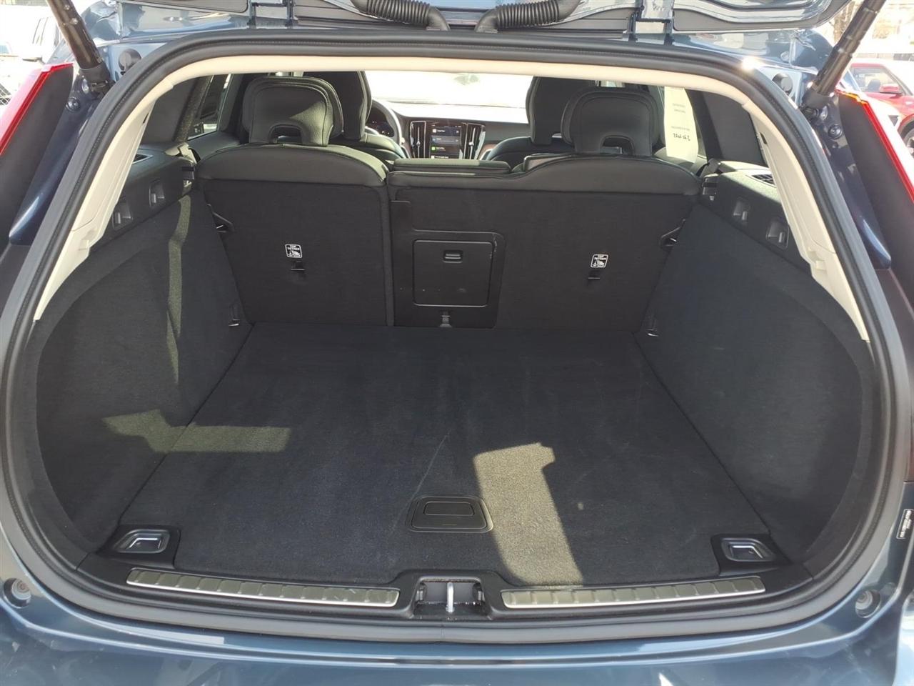 Volvo V60 Cross Country B5 AWD Plus 2025