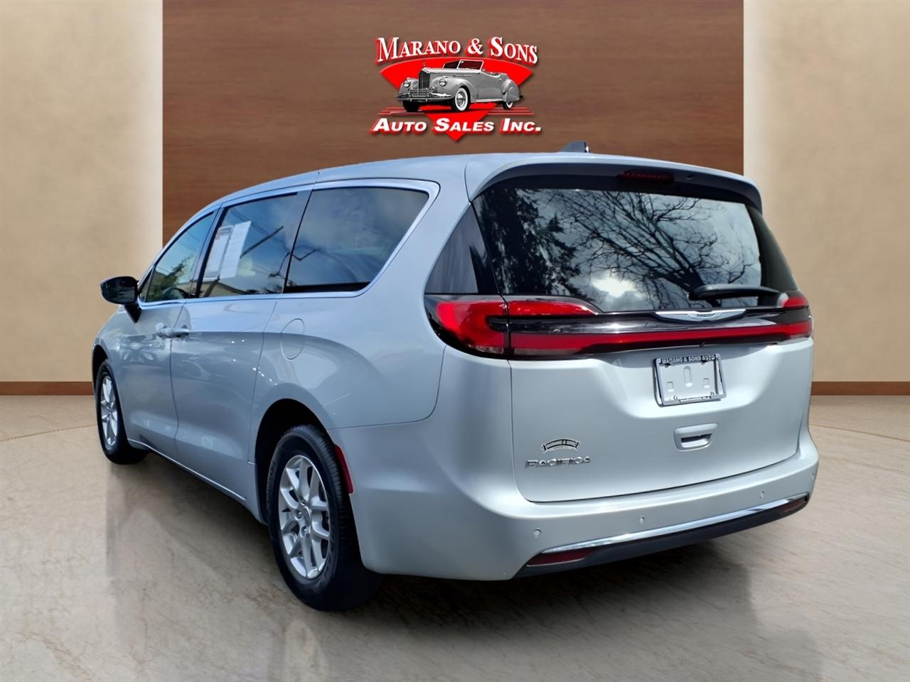 Chrysler Pacifica Touring L FWD 2024