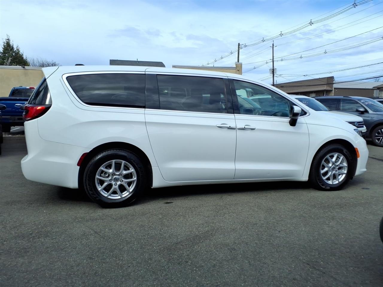 Chrysler Pacifica Touring L FWD 2023