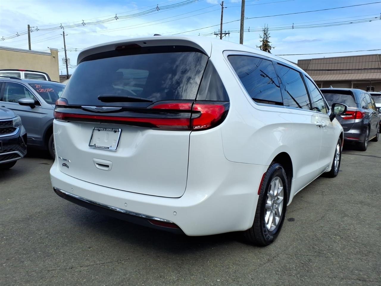 Chrysler Pacifica Touring L FWD 2023