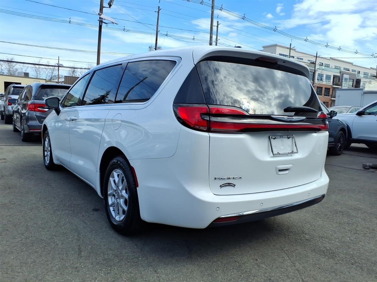 Chrysler Pacifica Touring L FWD 2023