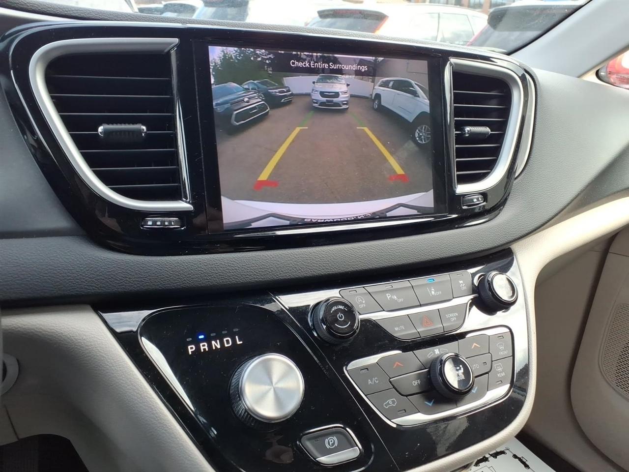 Chrysler Pacifica Touring L FWD 2023